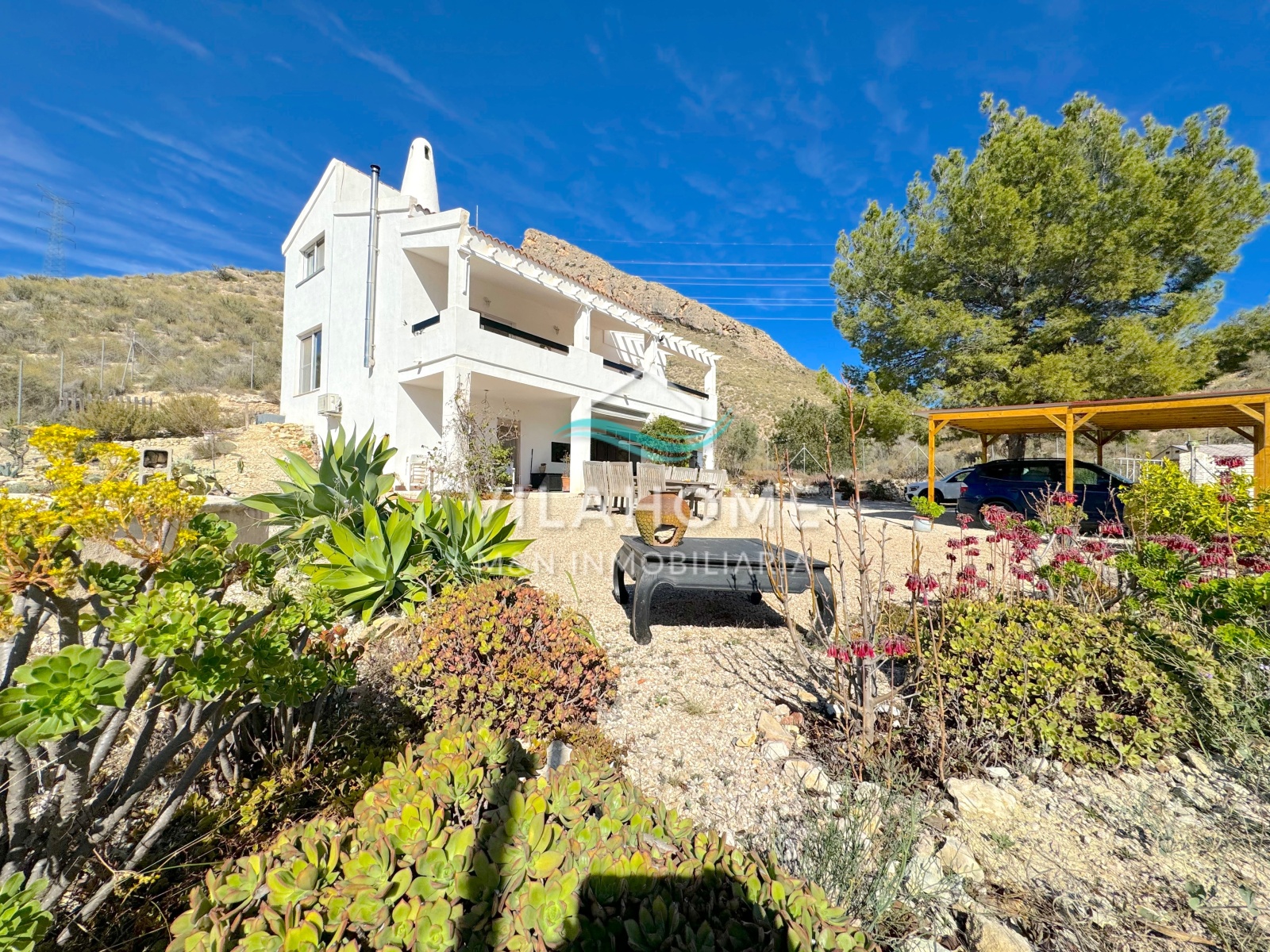 MARAVILLOSA VILLA RÚSTICA CON VISTAS AL MAR Y CON GRAN TERRENO