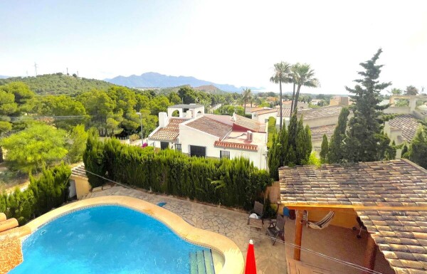 CHALET EN LA NUCÍA CON VISTAS AL MAR